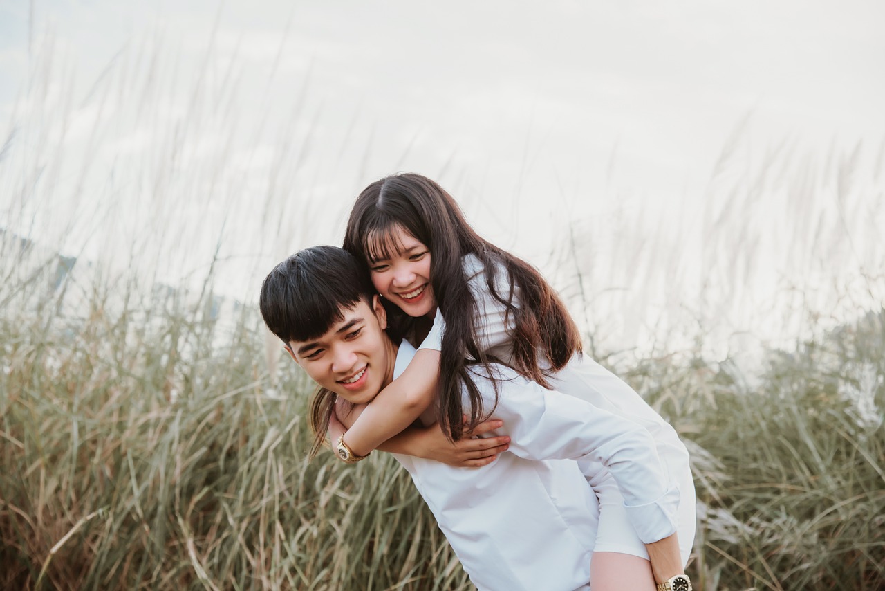 couple, asian, piggyback-5895728.jpg